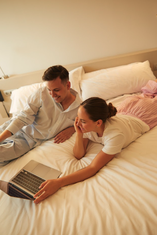 Pareja en la cama con el portátil