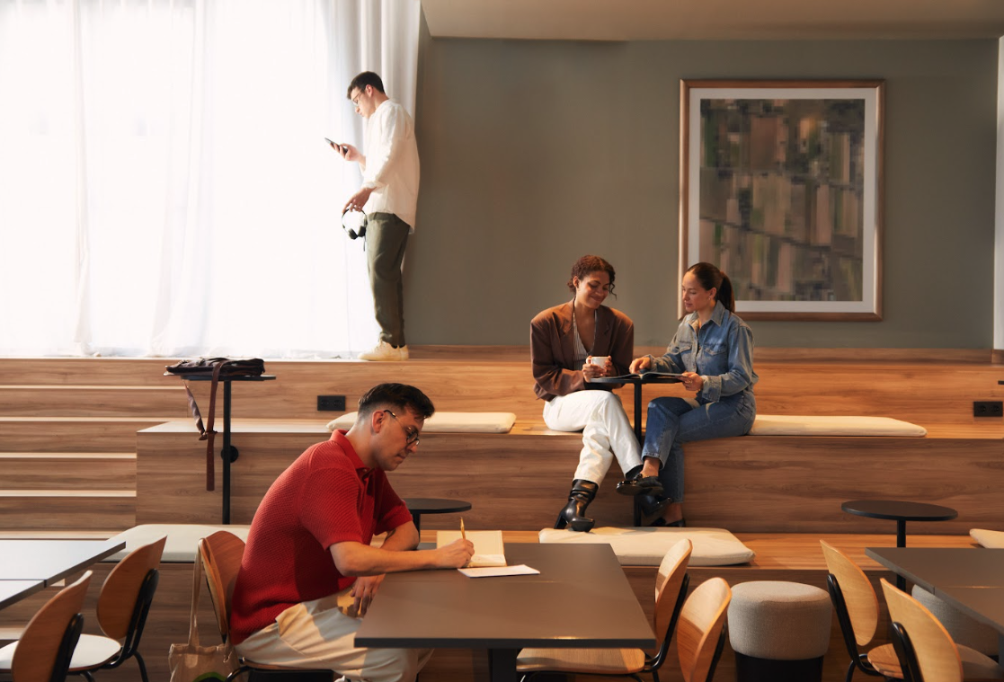 Zona común de un hotel B&B Hotels con clientes trabajando