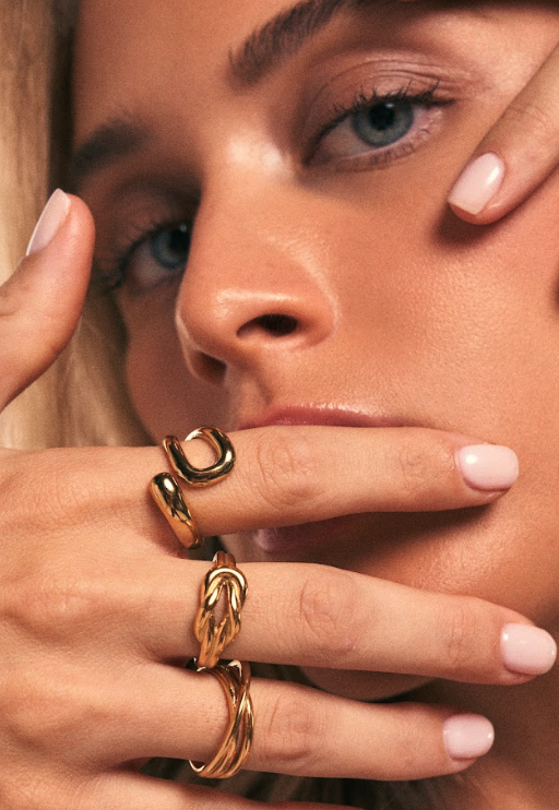 Combinación de tres anillos Menhir sobre el rostro