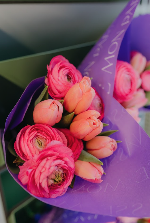 Entrega de ramo de rosas en la calle